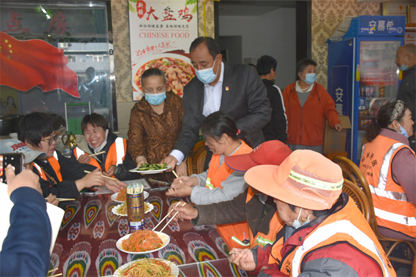 001：2022年4月28日，河南省濮阳市华龙区民族团结饭店，“艾尼夫妇”正在给华龙区环卫工人上菜并分发馕饼，与大家分享开心快乐的“劳动节”。.JPG