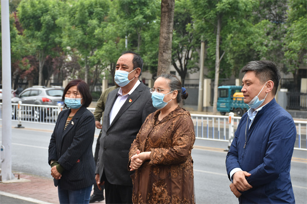 004：2022年4月28日，河南省濮阳市华龙区民族团结饭店“宴请环卫工”开始前，华龙区环境卫生管理局党委委员、工会主席韩学智（右）致辞，感谢辛勤的环卫工人，同时感谢“艾尼夫妇”。.JPG