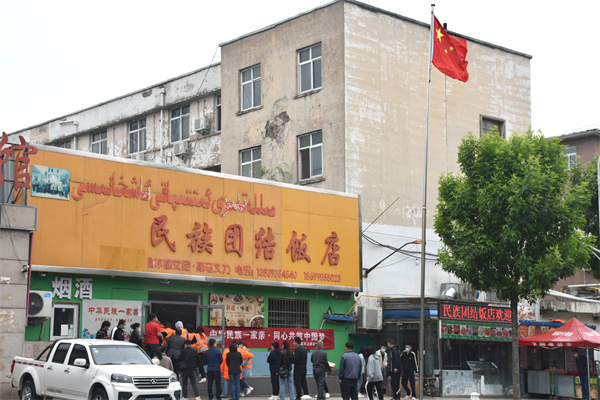 007：2022年4月28日，河南省濮阳市华龙区民族团结饭店每年的“五一劳动节”都会“宴请环卫工”，图为排队依次进入饭店的“城市美容师”。.JPG